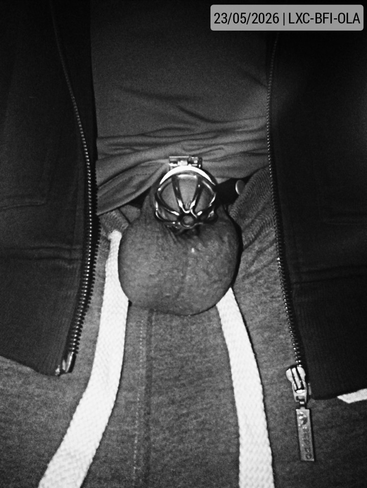 23-05-2026 | Period 28 | Day 19/222 | Cage 1 | With the cold and rainy weather here, I was forced to bundle up more and, of course, always caged! 🤷🏻‍♂️🛐👊🖤🔒