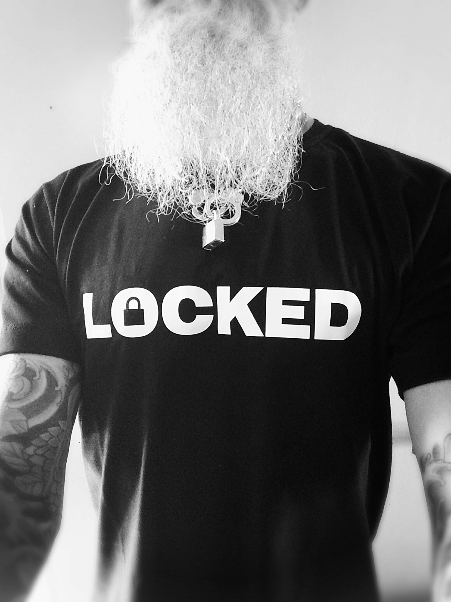 15-05-2026 | After so long, my friend #daddyfucktoy inspired me to change my profile picture. Major approved, and what about you guys, did you like it? 🛐👊🖤🔒| Previous profile picture, now outdated.